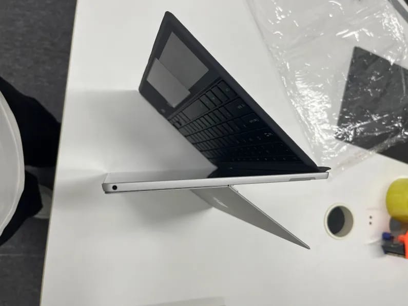 1 Microsoft Surface Pro5 8GB Ram 256GB SSD laptops business laptops touchscreen